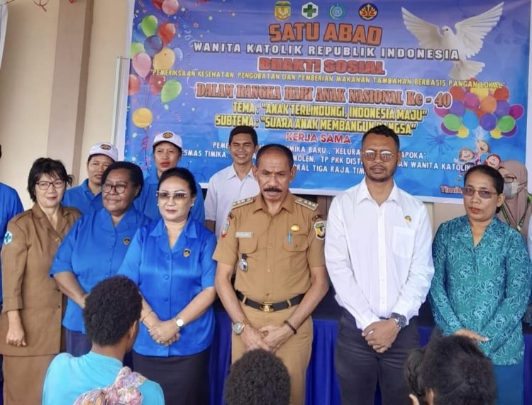 Kepala Distrik Mimika Baru Joel Daniel Luhukay saat foto bersama para kepala kelurahan usai menggelar Hari Anak Nasional