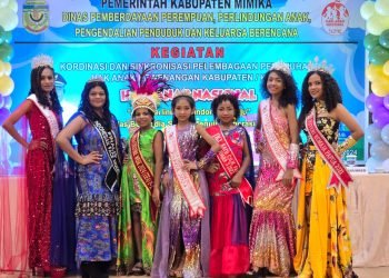 Peserta fashion show peringatan Hari Anak Nasional ke-40 di Timika