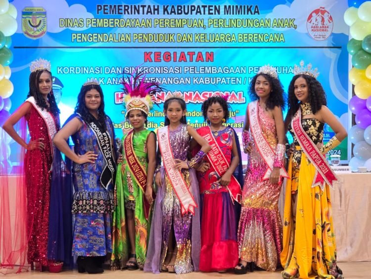 Peserta fashion show peringatan Hari Anak Nasional ke-40 di Timika