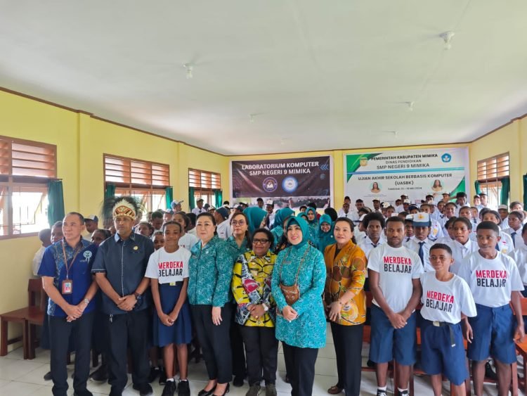 Ketua Umum TP-PKK Pusat, Ny. Tri Tito Karnavian didampingi Pj. Gubernur Papua Tengah, Ribka Haluk saat foto bersama peserta sosialisasi usai pembukaan kegiatan.