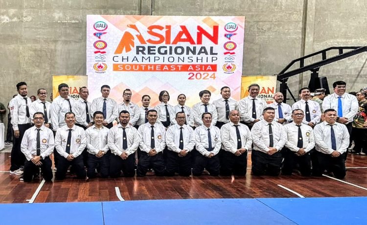 Foto bersama seluruh wasit cabang olahraga Jujitsu se-Asia Tenggara usai pelatihan.