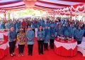 Ketua Umum TP-PKK Pusat Ny. Tri Tito Karnavian didampingi Pj. Gubernur Papua Tengah Ribka Haluk saat foto bersama