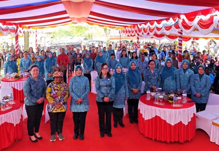 Ketua Umum TP-PKK Pusat Ny. Tri Tito Karnavian didampingi Pj. Gubernur Papua Tengah Ribka Haluk saat foto bersama