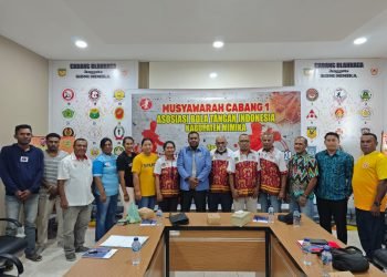 Ketua Harian KONI Mimika, Simon Kasamol, SH saat foto bersama pengurus terpilih Asosiasi Bola Tangan Indonesia Kabupaten Mimika.