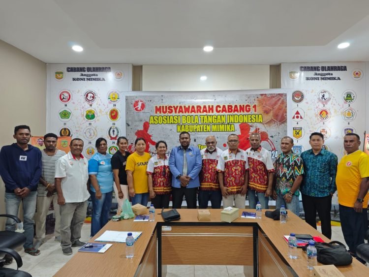 Ketua Harian KONI Mimika, Simon Kasamol, SH saat foto bersama pengurus terpilih Asosiasi Bola Tangan Indonesia Kabupaten Mimika.