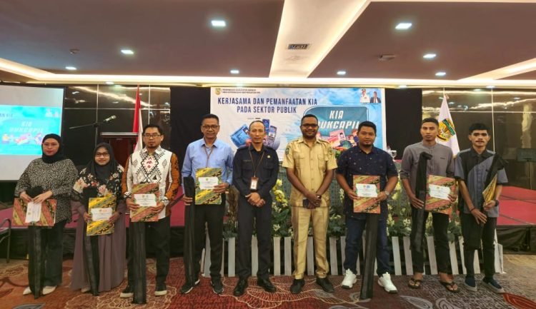 Asisten I Bidang Pemerintahan dan Kesejahteraan Rakyat Setda Mimika Septinus Timang didampingi Kepala Disdukcapil Mimika, Slamet Sutejo saat foto bersama pelaku usaha Timika.