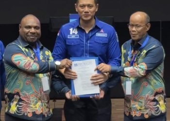 Ketua Umum Partai Demokrat, Agus Harimurti Yudhoyono saat menyerahkan B1KWK kepada Pasangan Alexander Omaleng- Yusuf Rombe