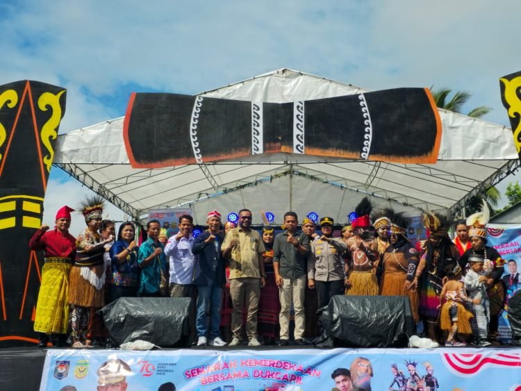 Foto bersama usai pembukaan Disdukcapil Festival 2024