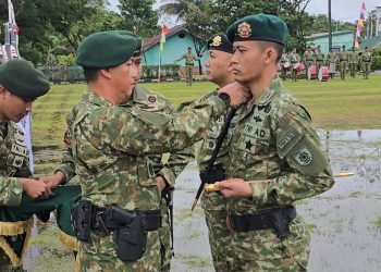 Danbrigif 20/IJK Kostrad, Kolonel Inf Raden Yoga Raharja saat menyematkan pangkat kepada Danyon 754/ENK Mayor Inf Arief Handoko.