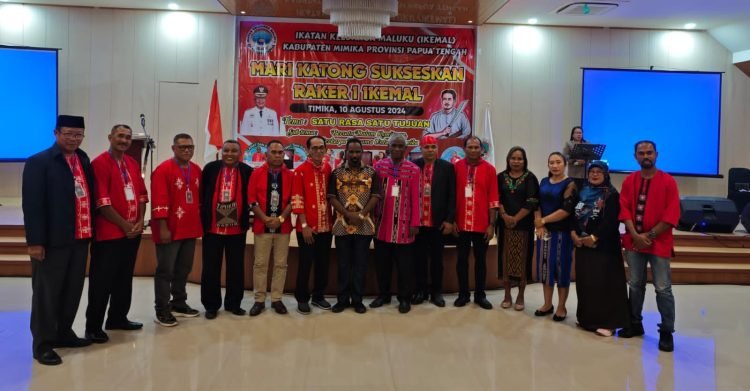 Asisten II Bidang Perekonomian dan Pembangunan Setda Mimika saat foto bersama dengan pengurus IKEMAL