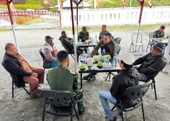 Suasana keakraban Dansatgas Pamtas Kewilayahan Yonif 715/Motuliato Letkol Inf Dwi Hertanto bersama tokoh masyarakat dan tokoh agama di wilayah Distrik Mulia, Puncak Jaya, Papua.