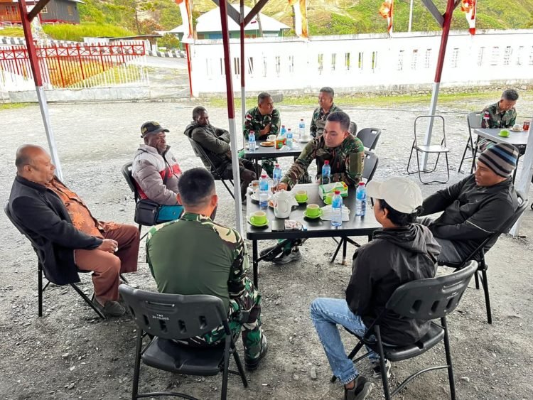 Suasana keakraban Dansatgas Pamtas Kewilayahan Yonif 715/Motuliato Letkol Inf Dwi Hertanto bersama tokoh masyarakat dan tokoh agama di wilayah Distrik Mulia, Puncak Jaya, Papua.