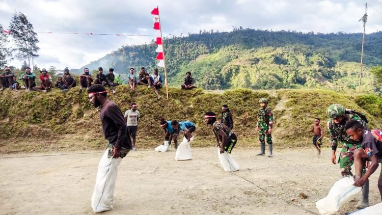 Suasana lomba semarak HUT RI ke-79 yang digelar anggota Satgas Pamtas Kewilayahan Yonif 715/Motuliatodi perbatasan Papua.