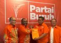 Pasangan Bacalon Bupati dan Wakil Bupati Mimika, Alexander Omaleng dan Yusuf Rombe saat menerima B1KWK Partai Buruh.