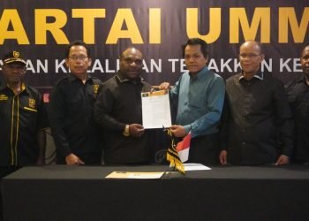 Pasangan Alexander Omaleng-Yusuf Rombe saat menerima B1KWK dari Partai Ummat.
