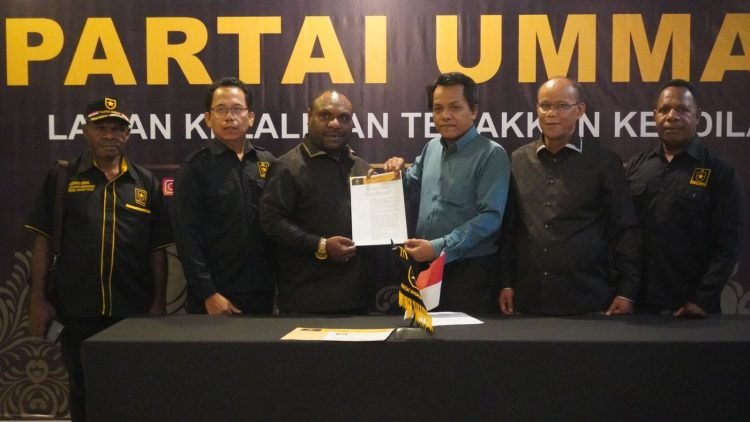 Pasangan Alexander Omaleng-Yusuf Rombe saat menerima B1KWK dari Partai Ummat.