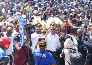 Pasangan Bacalon Bupati Mimika Alexander Omaleng dan Yusuf Rombe saat menghadiri deklarasi di halaman Gedung Eme Neme Yauware, Rabu (28/8/2024).