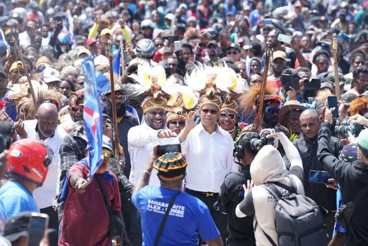 Pasangan Bacalon Bupati Mimika Alexander Omaleng dan Yusuf Rombe saat menghadiri deklarasi di halaman Gedung Eme Neme Yauware, Rabu (28/8/2024).