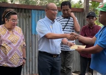 Bakal Calon Wakil Bupati Mimika, Yusuf Rombe mewakili AIYE saat menyerahkan bantuan kepada keluarga korban kebakaran.