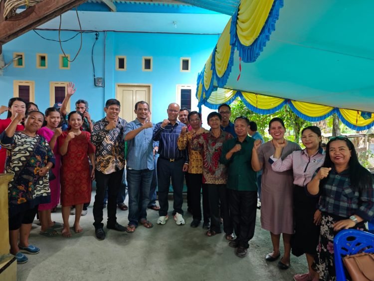 Ketua IKT Kabupaten Mimika, Yusuf Rombe saat bersama anggota Persekutuan Sangrapuan SP 4.