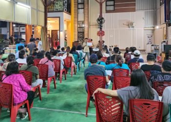 Relawan Sulut Timika saat mengikuti pembekalan dikediaman bakal calon Wakil Bupati Mimika, Yusuf Rombe, Jalan C. Heatubun, Minggu (1/9/2024).