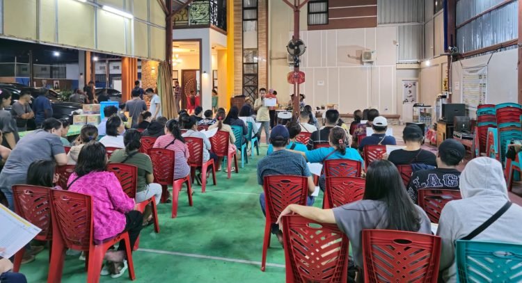 Relawan Sulut Timika saat mengikuti pembekalan dikediaman bakal calon Wakil Bupati Mimika, Yusuf Rombe, Jalan C. Heatubun, Minggu (1/9/2024).