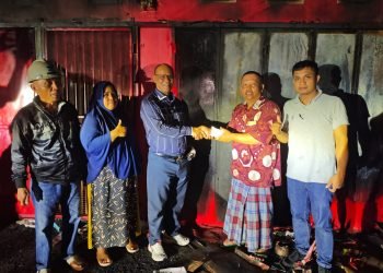 Bakal calon Wakil Bupati Mimika Yusuf Rombe saat menyerahkan bantuan kepada korban kebakaran di SP 2 Kelurahan Timika Jaya, Minggu (1/9/2024).