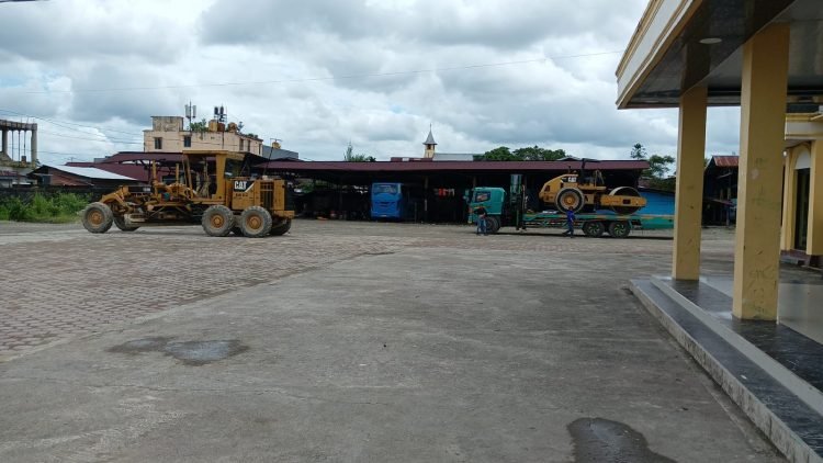 Sukseskan Hari Pahlawan Pongtiku, Yusuf Rombe Kerahkan Alat Berat Bersihkan Halaman Tongkonan