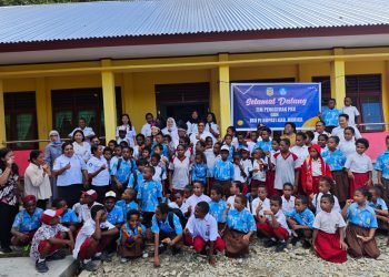 Pastikan Kualitas Pendidikan Terjamin, Pj. Ketua TP-PKK Kunjungi Sekolah-Sekolah di Distrik Kwamki Narama Timika