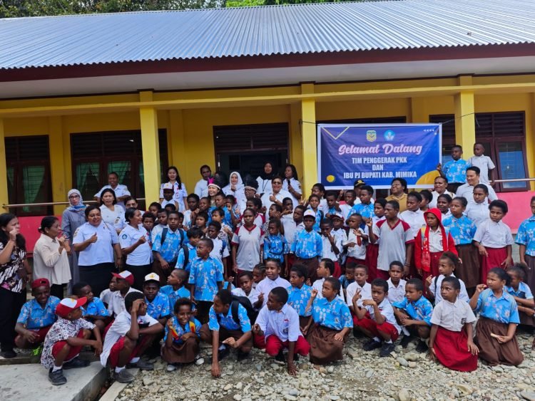 Pastikan Kualitas Pendidikan Terjamin, Pj. Ketua TP-PKK Kunjungi Sekolah-Sekolah di Distrik Kwamki Narama Timika