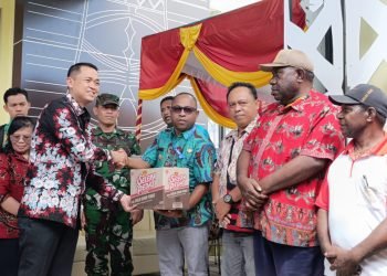 Pemkab Mimika Serahkan Bantuan Sembako ke 18 Distrik