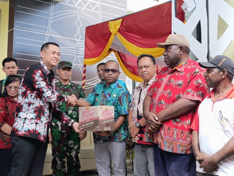 Pemkab Mimika Serahkan Bantuan Sembako ke 18 Distrik