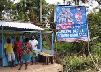 Melihat Gaya Alex Omaleng, Calon Bupati Mimika Blusukan ke Kampung