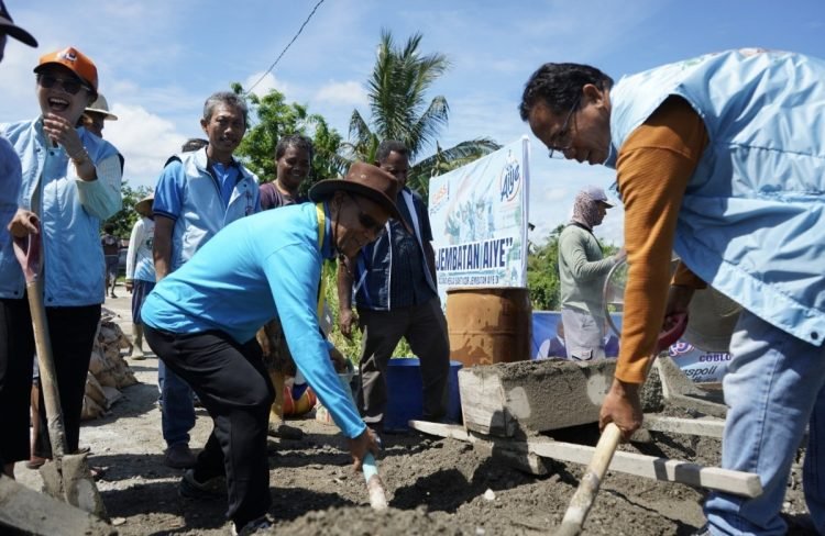 Tepati Janji ke Warga, AIYE Bangun Jembatan di Kelurahan Kamoro Jaya