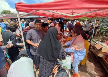 Jumat Berkah, Tim AIYE Bagikan Paket Makanan Gratis di Masjid Al-Kahfi