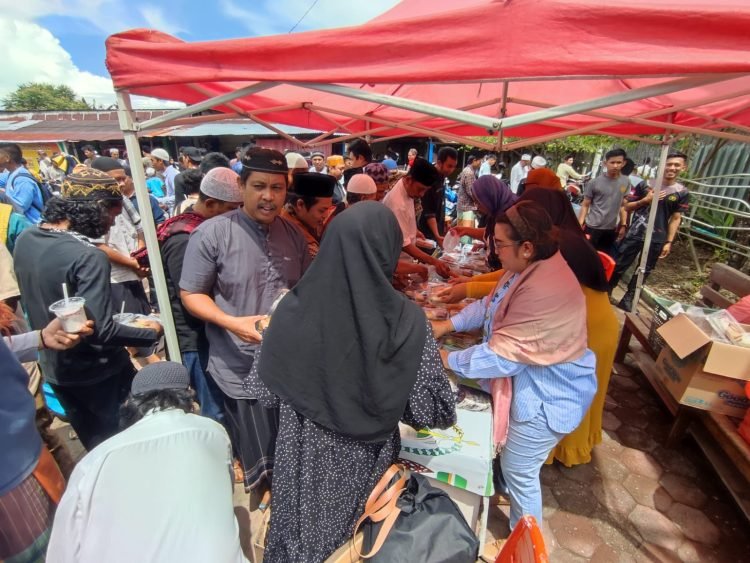 Jumat Berkah, Tim AIYE Bagikan Paket Makanan Gratis di Masjid Al-Kahfi