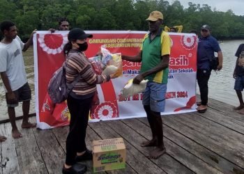 Peringati HUT RI ke-79, GOW Mimika Berbagi Sembako dan Peralatan Sekolah di Wilayah Pesisir Pantai