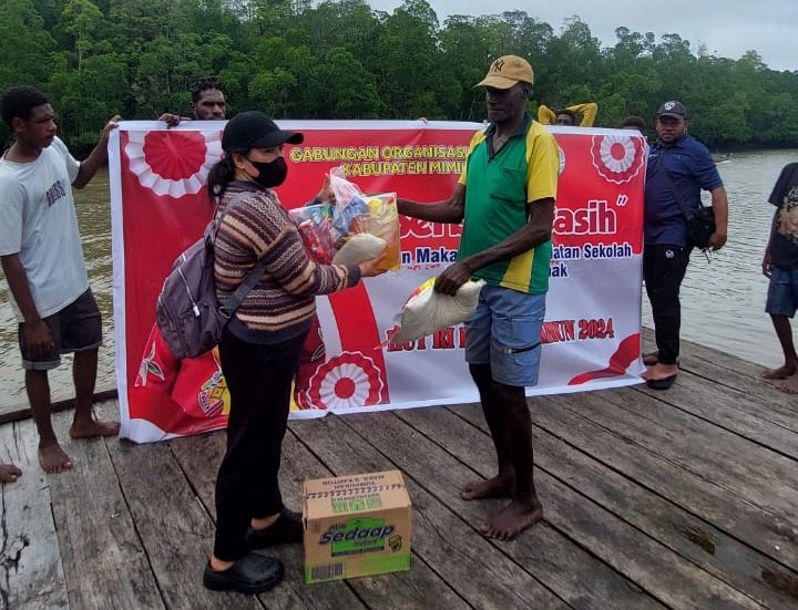 Peringati HUT RI ke-79, GOW Mimika Berbagi Sembako dan Peralatan Sekolah di Wilayah Pesisir Pantai