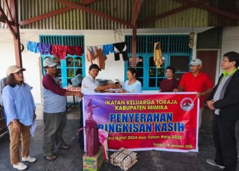 Panitia Natal IKT Serahkan Paket Bingkisan Kasih ke 189 Warga Timika
