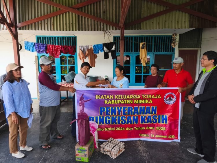 Panitia Natal IKT Serahkan Paket Bingkisan Kasih ke 189 Warga Timika