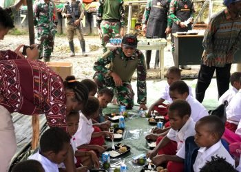 Satgaster 754 Kostrad Salurkan Makanan Bergizi Gratis Untuk Masyarakat Intan Jaya Papua