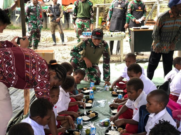 Satgaster 754 Kostrad Salurkan Makanan Bergizi Gratis Untuk Masyarakat Intan Jaya Papua
