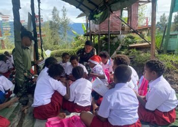 Satgaster Yonif 754/ENK Ikut Mencerdaskan Anak Papua