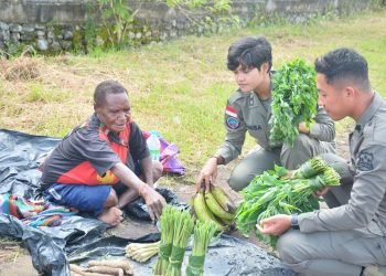 Peduli Perekonomian Lokal, Polisi Belanja Langsung dari Mama-Mama Papua di Mimika