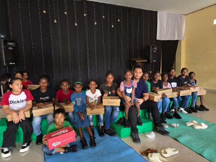 Anggota DPRD Mimika, Darwin Kurnia Rombe Sumbangkan Gaji Pertamanya ke Panti Asuhan