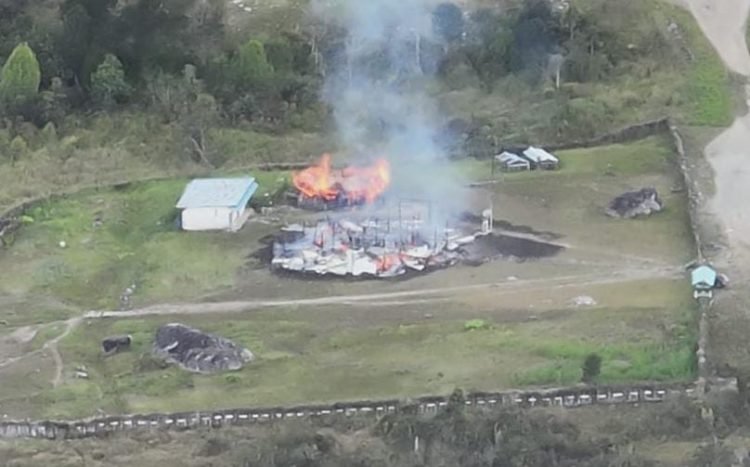 Istri Anggota KKB Selingkuh, KKB Bakar Sejumlah Gedung Termasuk Gedung Sekolah di Puncak.