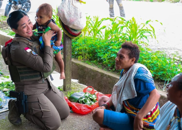 Senyum Polwan Ops Damai Cartenz Membawa Berkah Bagi Mama-Mama Papua di Pasar Lama Oksibil