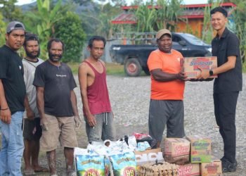 Wujudkan Kepedulian, Personel Operasi Damai Cartenz 2025 Salurkan Bantuan Sembako di Yalimo