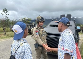 Anak-anak Pegunungan Bintang Sambut Hangat Patroli Dialogis Personel Polri