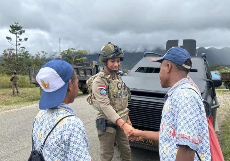 Anak-anak Pegunungan Bintang Sambut Hangat Patroli Dialogis Personel Polri
